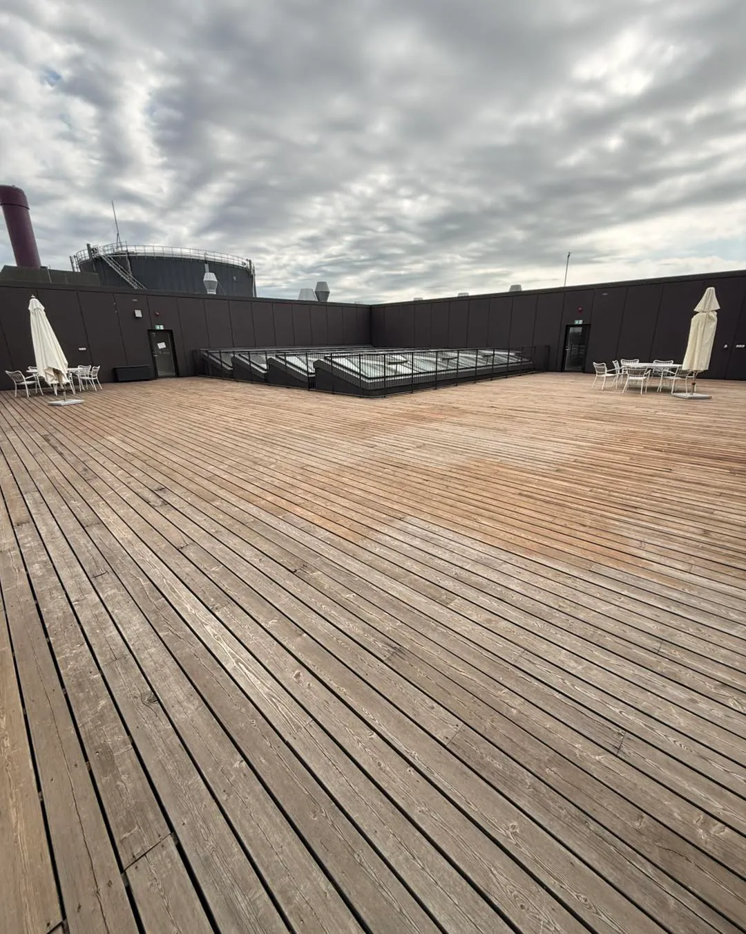Tagterrasse i træ bygget på fladt tag for erhverv